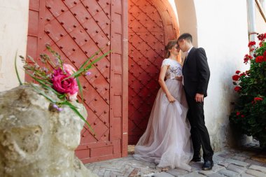 Damat gelini kucaklıyor.