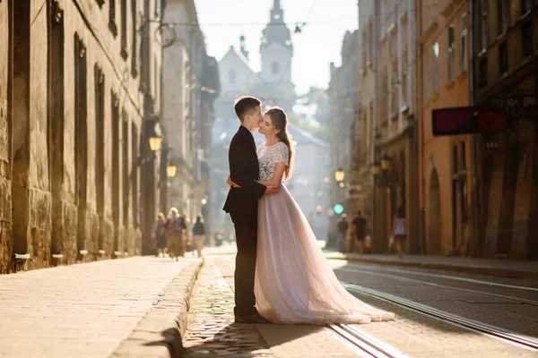 Liefde Paar Omhelzen Elkaar Straat — Stockfoto