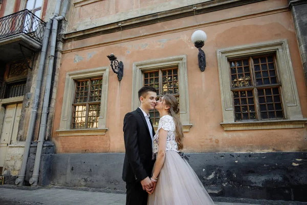 Affectionate Young Couple Hugging Looking Each Other — Stock Photo, Image