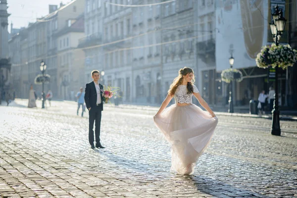 Liefde Paar Omhelzen Elkaar Straat — Stockfoto