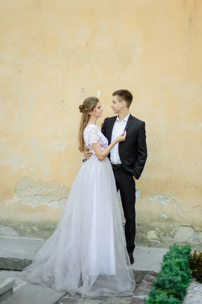 Carinhoso Jovem Casal Abraçando Olhando Para Outro — Fotografia de Stock