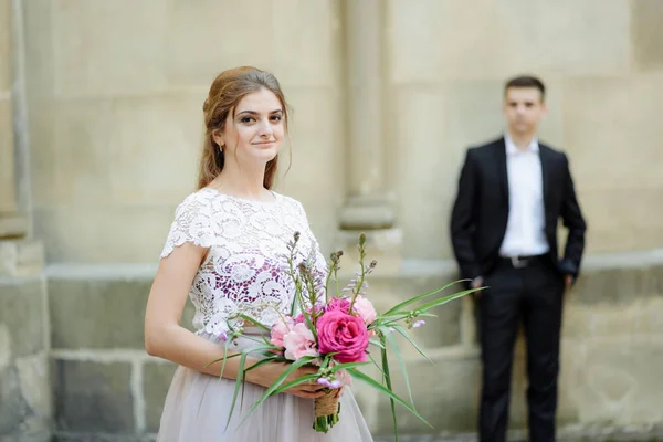 Krásný Svatební Pár Líbání Městě — Stock fotografie