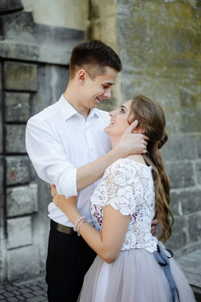 豪华婚礼情侣拥抱拥抱和亲吻在明亮的灯光 华丽的新娘和时尚新郎在感性温柔感性的时刻 黑白色的照片 — 图库照片