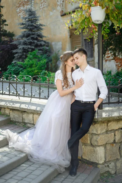 Ženich Objímá Nevěstu — Stock fotografie