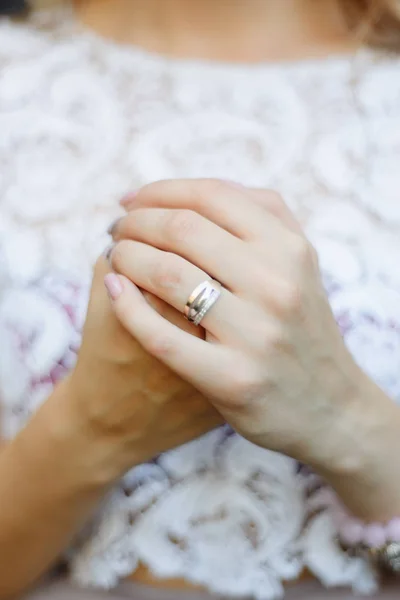 Από Κομψά Διαμαντένιο Δαχτυλίδι Στο Δάχτυλό Γυναίκα Παράθυρο Και Ηλιακό — Φωτογραφία Αρχείου
