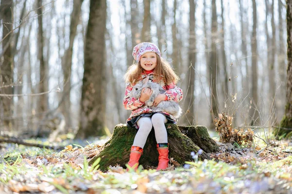 Menina Com Coelho — Fotografia de Stock