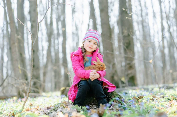 Menina Com Coelho — Fotografia de Stock