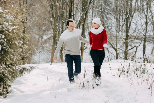 Couple heureux s'amuser en plein air à Snow Park. Vacances d'hiver — Photo