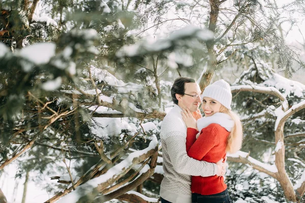 Couple heureux s'amuser en plein air à Snow Park. Vacances d'hiver — Photo