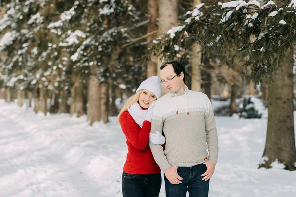 Guy et fille marchent, amusez-vous dans la forêt en hiver — Photo