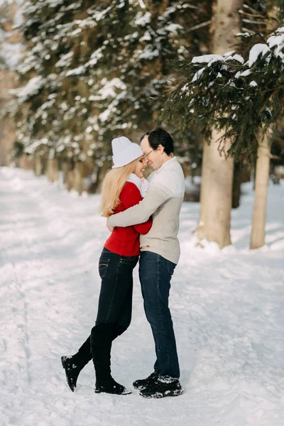 Guy et fille marchent, amusez-vous dans la forêt en hiver — Photo