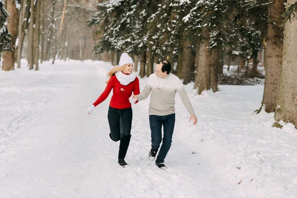 Couple heureux s'amuser en plein air à Snow Park. Vacances d'hiver — Photo