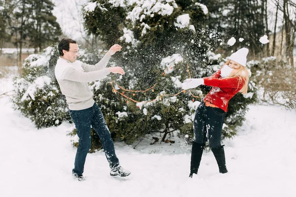 Casal feliz se divertindo ao ar livre em Snow Park. Férias Inverno — Fotografia de Stock