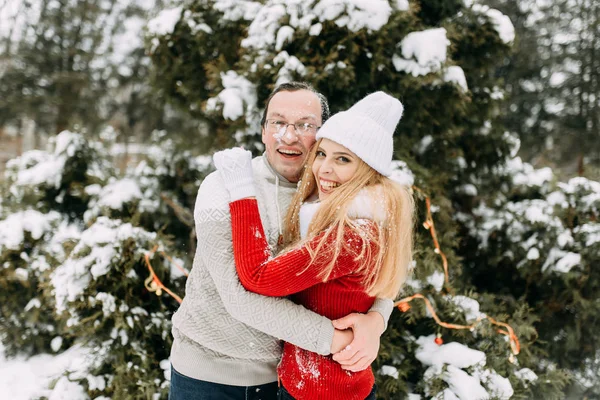 Casal feliz se divertindo ao ar livre em Snow Park. Férias Inverno — Fotografia de Stock