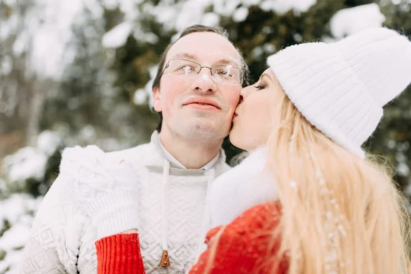 Felice coppia Divertirsi all'aperto in Snow Park. Vacanze invernali — Foto Stock