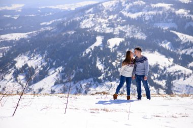 Seven çift birlikte açık karda oynarken. Dağlarda kış tatili. Erkek ve kadın hafta sonları eğleniyor örme giyim.