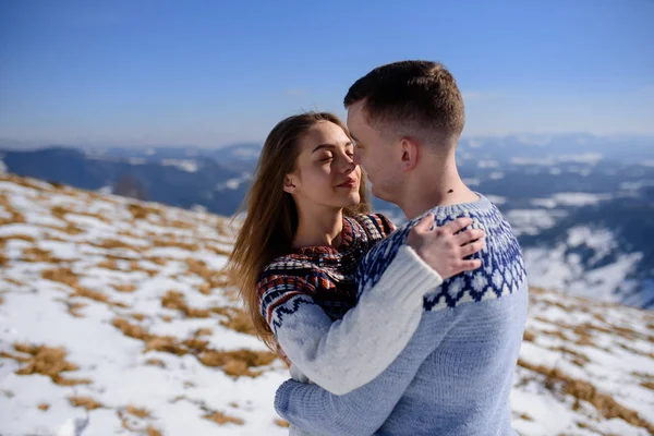 Amor en invierno, silueta de pareja sobre fondo forestal, doble exposición —  Fotos de Stock