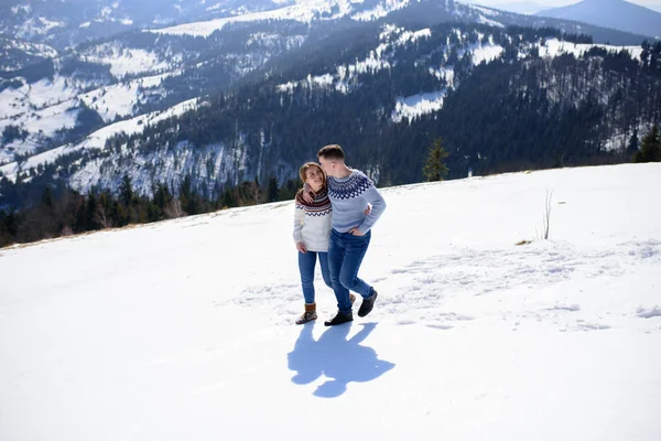 Amor en invierno, silueta de pareja sobre fondo forestal, doble exposición —  Fotos de Stock