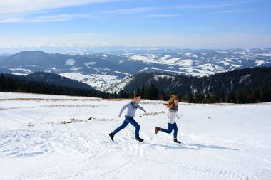 İnsanlar eğlenmek ve dağların yüksek karla kaplı tepeler arka plan üzerinde çalışan