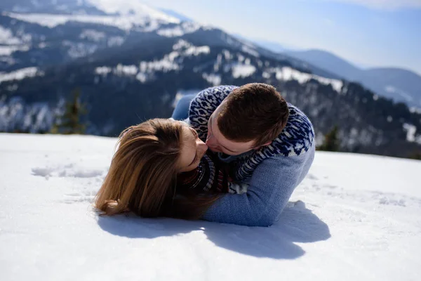 Kärlek på vintern, silhuetten av par på skogen bakgrund, dubbel exponering — Stockfoto