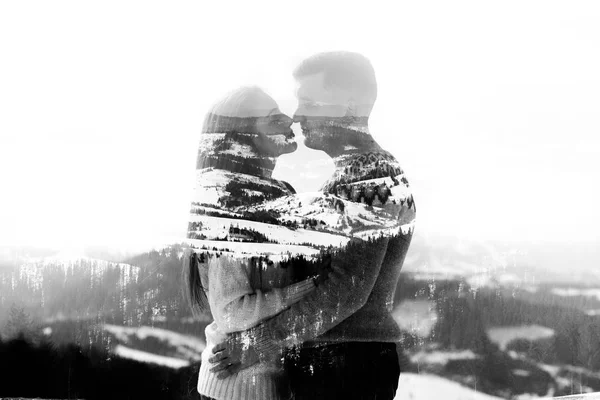 Amour en hiver, silhouette de couple sur fond forêt, double exposition — Photo