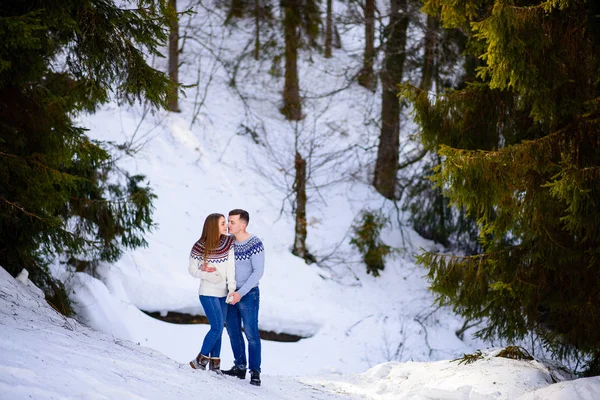 Retrato de moda ao ar livre de jovem casal sensual em wather inverno frio. amor e beijo — Fotografia de Stock