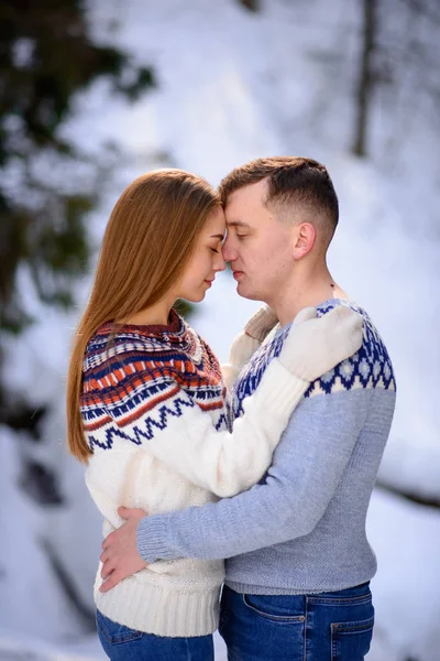 Retrato de moda al aire libre de joven pareja sensual en invierno frío wather. amor y beso —  Fotos de Stock
