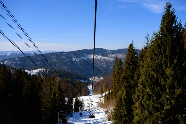 Kış Dağları Panoraması ile kayak parkurlarının ve kayak teleferiği bulutlu bir günde — Stok fotoğraf