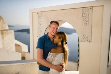 Genç çift Santorini Adası manzara tepeden bakıyor