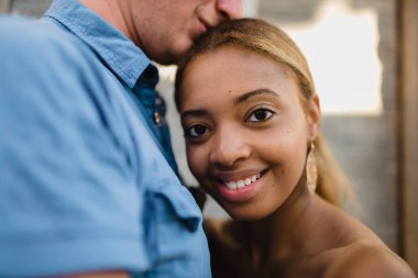 Çift Santorini'de için açık kız çatıda duruyor