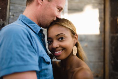 Çift Santorini'de için açık kız çatıda duruyor