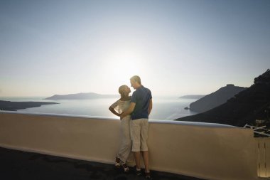 Genç çift balayında Santorini en romantik Adası Santorini, Yunanistan, bakış