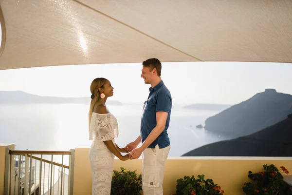 Pareja joven luna de miel en la isla más romántica Santorini, Grecia, vista de Santorini — Foto de Stock