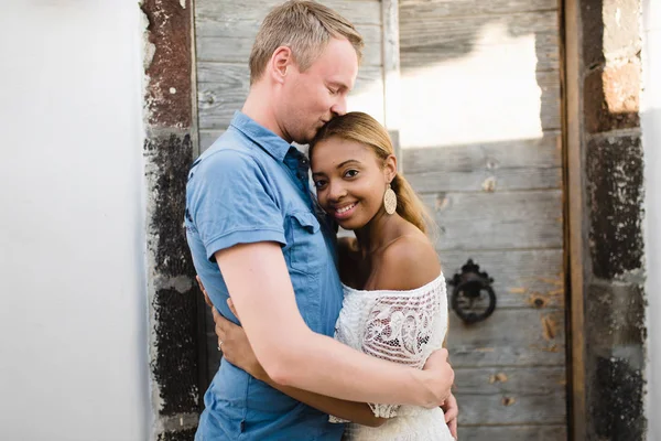 Çift Santorini'de için açık kız çatıda duruyor