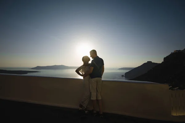 산 토 리 니의 가장 낭만적인 섬 산토리니, 그리스, 보기에 젊은 부부 허니문 — 스톡 사진