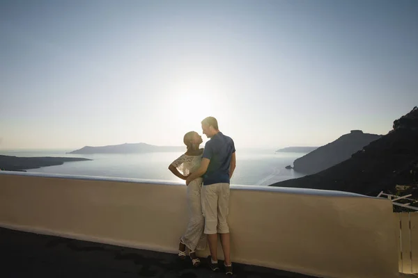 Pareja joven luna de miel en la isla más romántica Santorini, Grecia, vista de Santorini — Foto de Stock