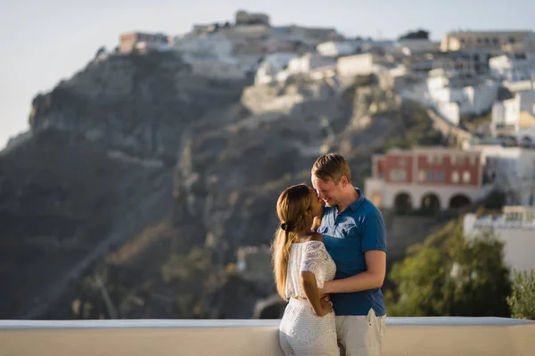 Pareja joven luna de miel en la isla más romántica Santorini, Grecia, vista de Santorini —  Fotos de Stock