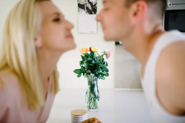 Férias de verão, amor, relacionamento e namoro conceito - casal com buquê de flores na cozinha . — Fotografia de Stock