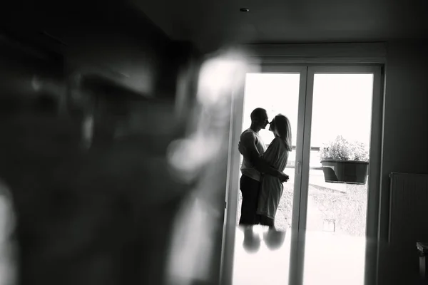 情侣闭着眼睛。女人和男人在窗户附近。我的爱是真的. — 图库照片