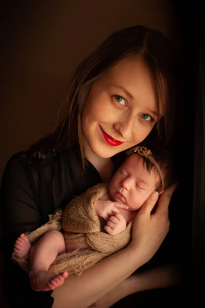 Mother hugging her newborn daughter — Stock Photo, Image