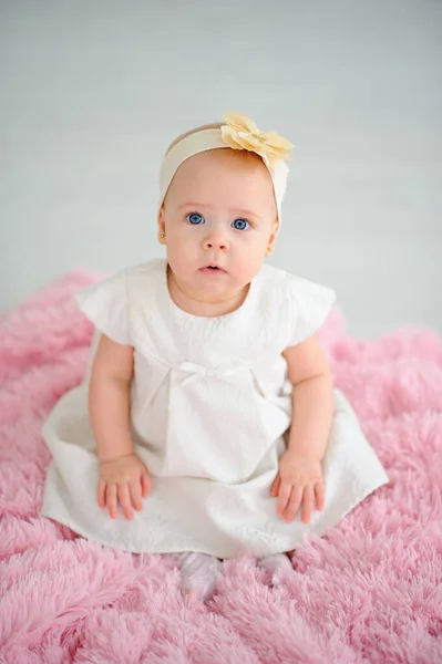 Niña Linda Con Grandes Ojos Azules Chica Está Vestida Con — Foto de Stock