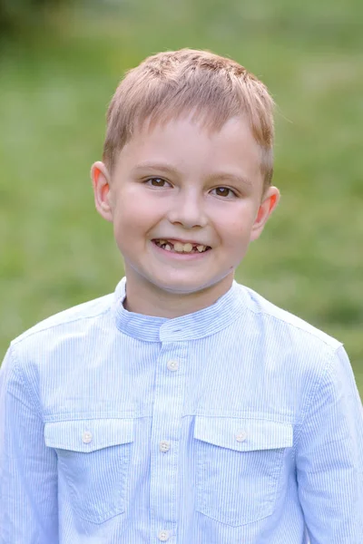 Porträt Eines Jungen Freien Einem Warmen Sonnigen Sommertag Der Junge — Stockfoto