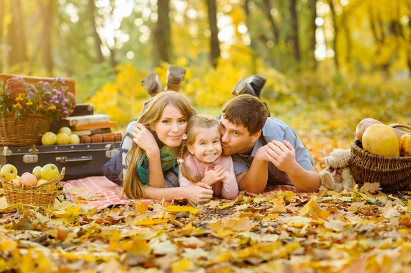 Dad Mom Daughter Have Fun Together Autumn Picnic Street — Stock Photo, Image