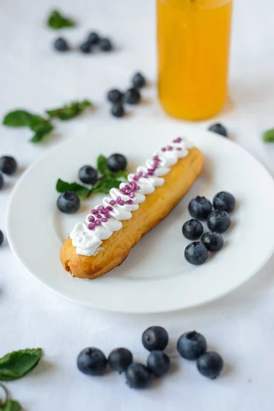 Savoureux Éclairs Faits Maison Sur Une Nappe Blanche Les Bleuets — Photo