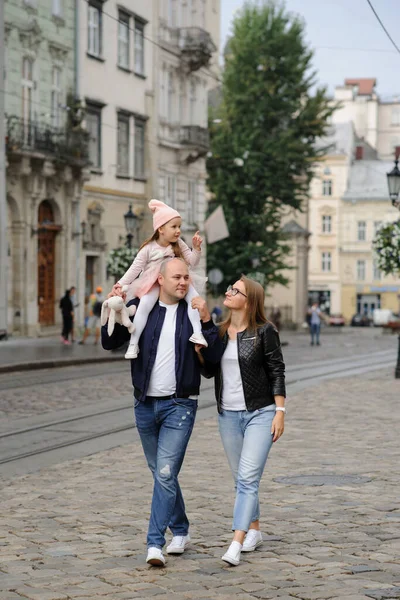 Twee Ouders Met Een Dochtertje Lopen Door Straten Van Oude — Stockfoto