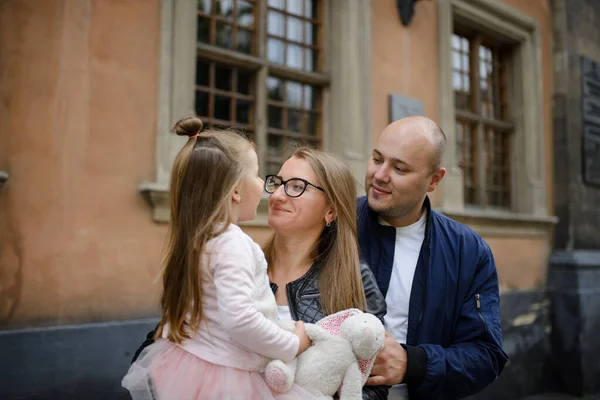 Een Familie Met Één Dochter Knuffelt Heeft Plezier Samen — Stockfoto