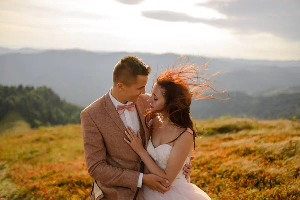 Menyasszony Vőlegény Ölelkeznek Gyengéden Ölelkeznek Napnyugta Esküvői Fotó Hátterében Őszi — Stock Fotó