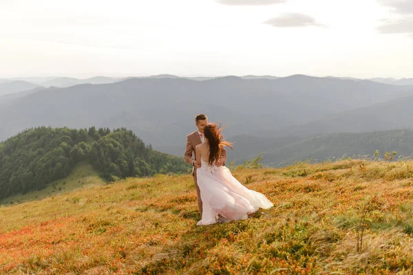 Noiva Noivo Abraçam Ternamente Com Outro Pôr Sol Foto Casamento — Fotografia de Stock