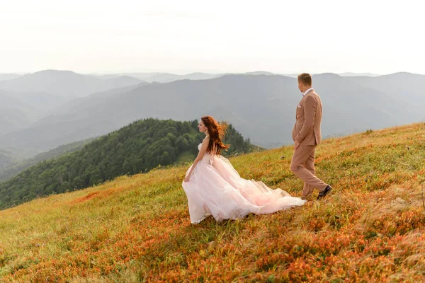 Noiva Noivo Abraçam Ternamente Com Outro Pôr Sol Foto Casamento — Fotografia de Stock