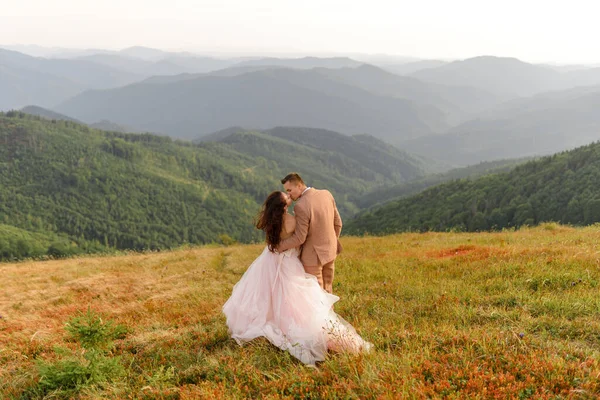 Sposo Bacia Sposa Sul Labbro Tramonto Foto Matrimonio Uno Sfondo — Foto Stock